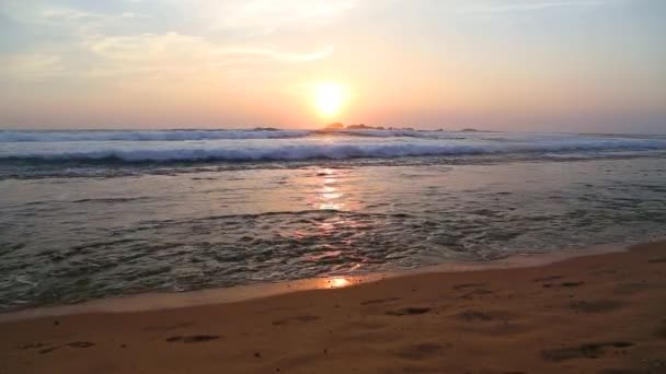 Uitzicht op de Oceaan in Hikkaduwa bij zonsondergang — Stockvideo