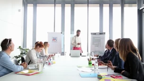 Dirigente pubblicità maschile discutere con i colleghi — Video Stock