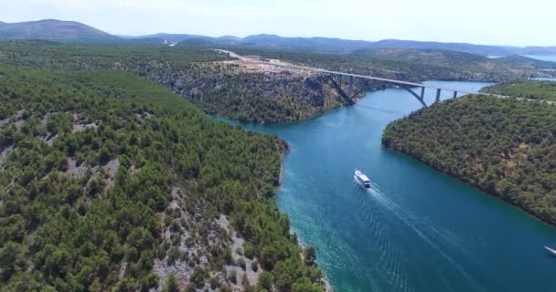 Boat sailing towards Krka bridge — Stock Video