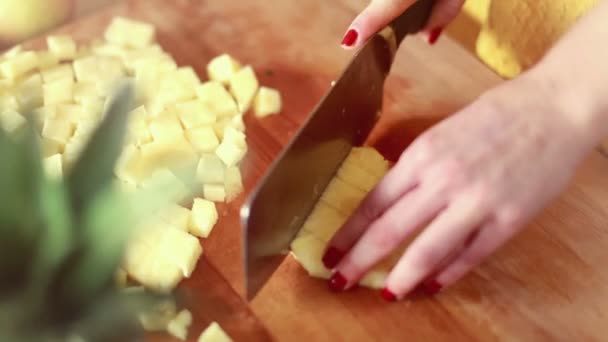 Frau schneidet Ananas — Stockvideo