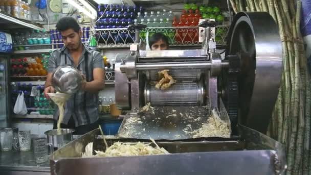 İçki dükkanı Mumbai ile Kupası — Stok video
