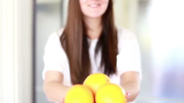 Mujer sosteniendo limones — Vídeo de stock