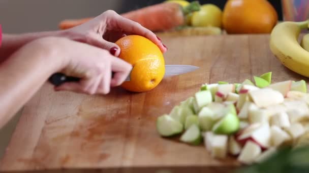 Vrouw snijden oranje — Stockvideo