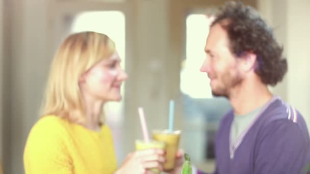 果物のスムージーを飲むカップル — ストック動画