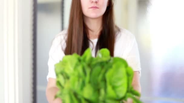 Mujer sosteniendo racimo de espinacas — Vídeos de Stock