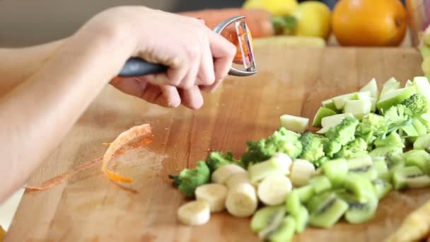 Mujer pelando zanahoria — Vídeos de Stock