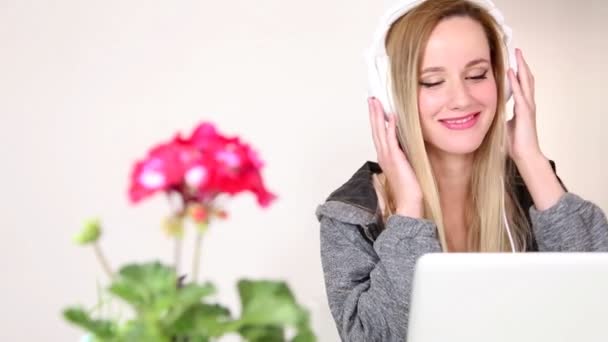 Woman listening to music — Stock Video