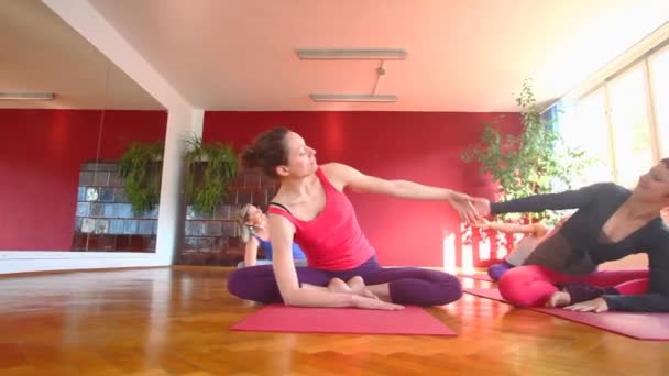 Paspaslar üzerinde yoga yaparken kadınlar — Stok video