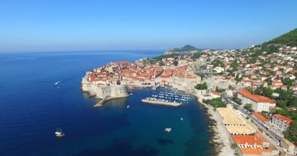 Oude haven van de stad in Dubrovnik — Stockvideo