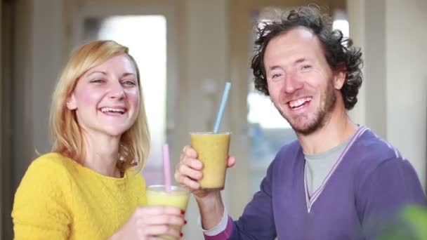 Couple boisson fruit smoothie — Video