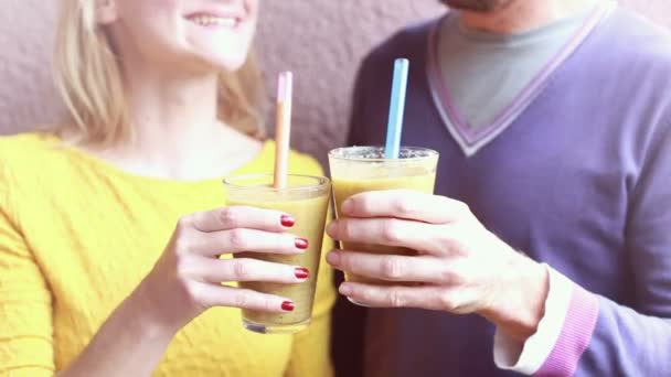 Couple drinking smoothie — Stock Video