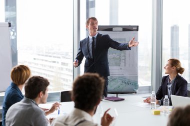 Proje hakkında konuşurken iş adamı