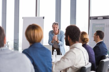 Proje hakkında konuşurken iş adamı