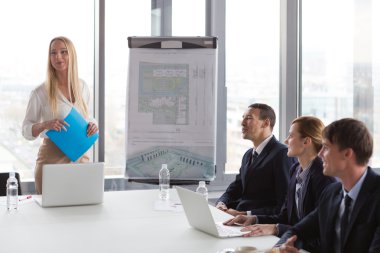 İş kadını sunmak projeyi