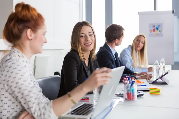 Zakenvrouwen bespreking van project — Stockfoto