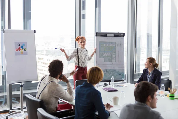 Business woman presenting project — Stock Photo, Image