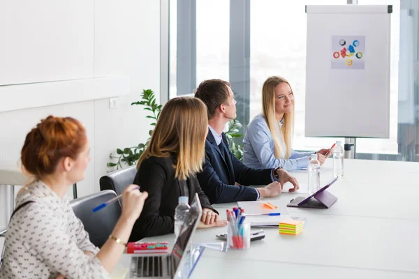 Mensen uit het bedrijfsleven hebben vergadering — Stockfoto