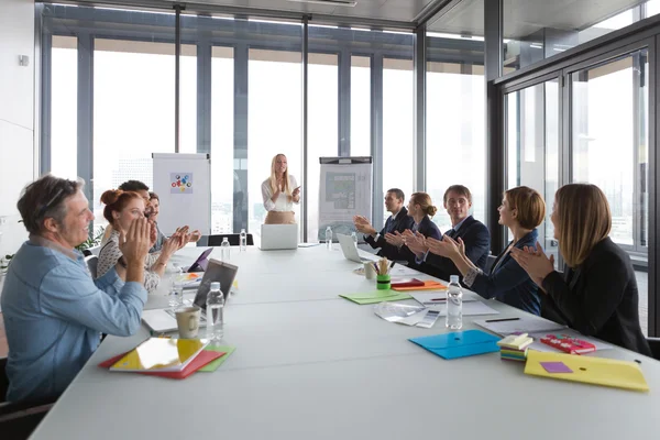 Zakenmensen klappen in handen — Stockfoto