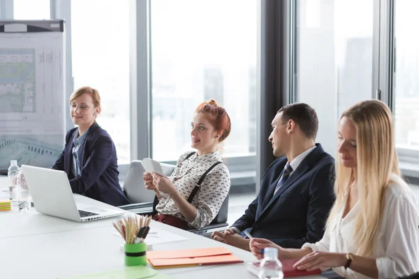 Mensen uit het bedrijfsleven hebben vergadering — Stockfoto