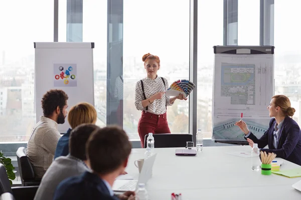 Business woman holding färgkarta — Stockfoto