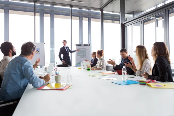 Hombre de negocios hablando de proyecto — Foto de Stock