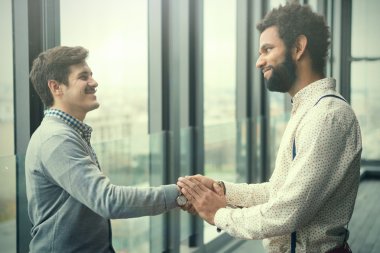 İş adamları el sıkışıyor