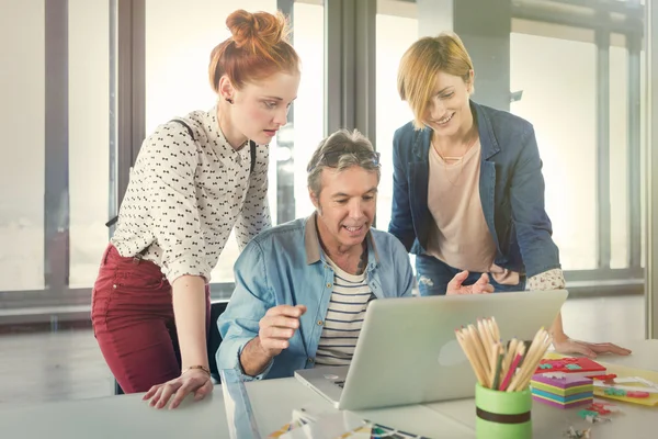 Hombre de negocios mostrando proyecto colegas femeninos — Foto de Stock