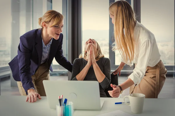 Zakelijke vrouwen vieren goede projectresultaten — Stockfoto