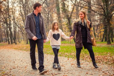 Bir parkta aile yürümek 