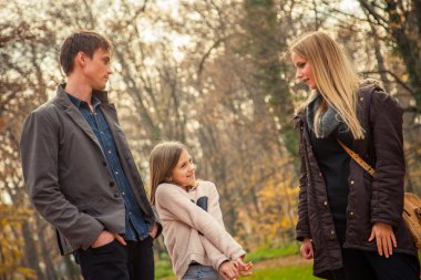  Bir parkta aile yürümek