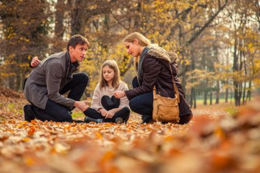 Aile park zeminüzerinde diz çöküyor