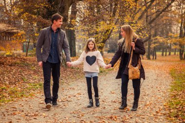 Bir parkta aile yürümek 