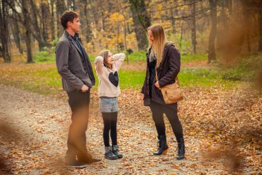 Bir parkta aile yürümek 