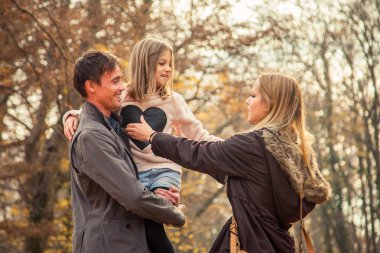  Bir parkta aile yürümek