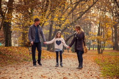 Bir parkta aile yürümek 
