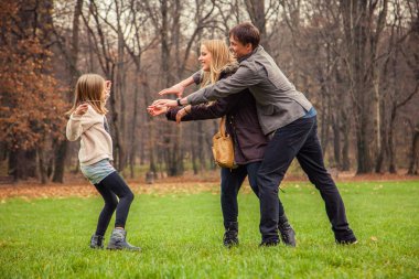 Aile oyunda park çevresinde