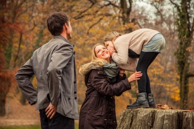 Kızı fısıltılar anneler kulak içine