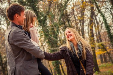  Bir parkta aile yürümek