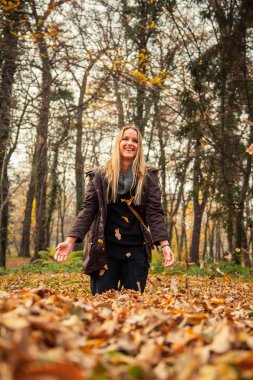 parkta oynayan genç bir kadın