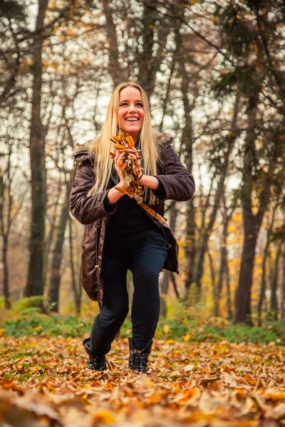 Young woman playing in park — Stock Photo, Image