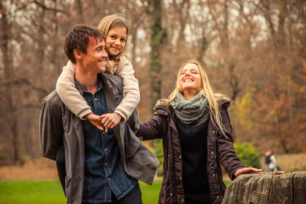 Kızı baba sırtlama üzerinde sürmek. 