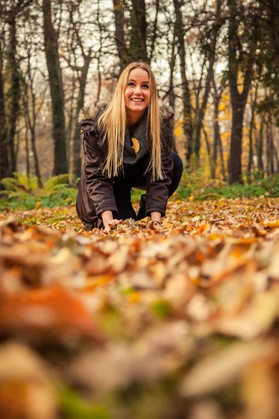 parkta oynayan genç bir kadın