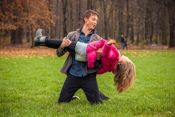 Vater und Tochter spielen — Stockfoto