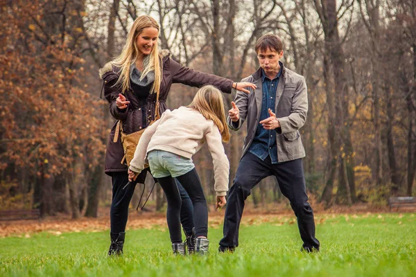 Familie spelen rond in het park — Stockfoto