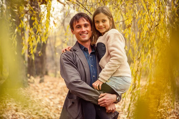 Father holds daughter in hands — Stock Photo, Image