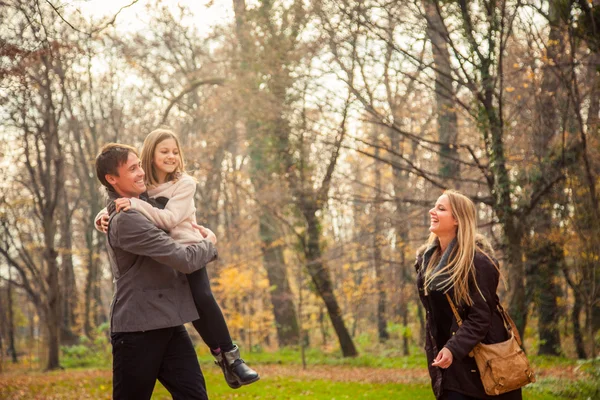 Passeio em família em um parque — Fotografia de Stock