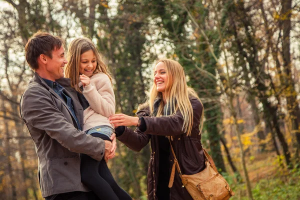 Promenade familiale dans un parc — Photo