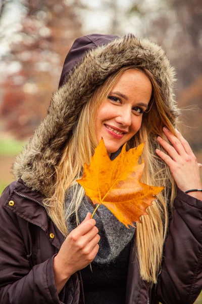 Woman holds beautiful leaf — Stock Photo, Image