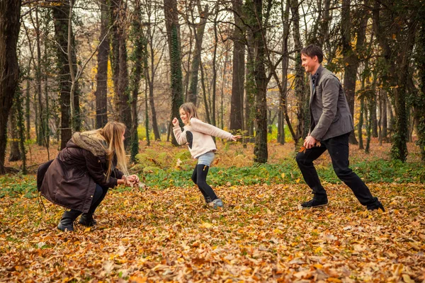 公園で家族プレイ キャッチ ボール — ストック写真