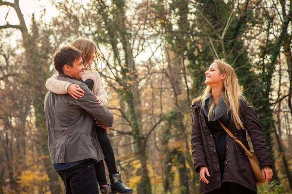 Passeggiata in famiglia in un parco — Foto Stock